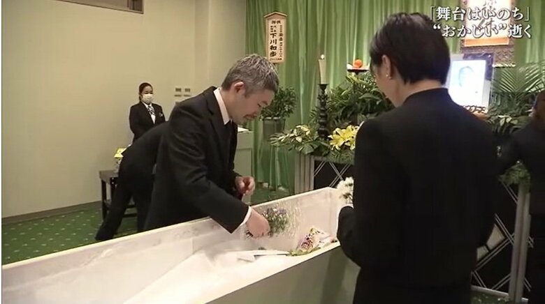 ひつぎの中の岡田さんに花を…