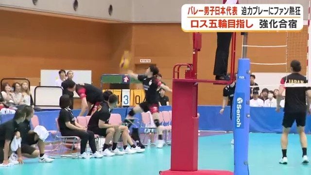 スパイクで弾かれたボールを椅子を倒しながら拾うスパイクで弾かれたボールを椅子を倒しながら拾うビッグプレーも