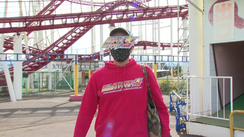 服に「ジェットコースター男」の文字が…