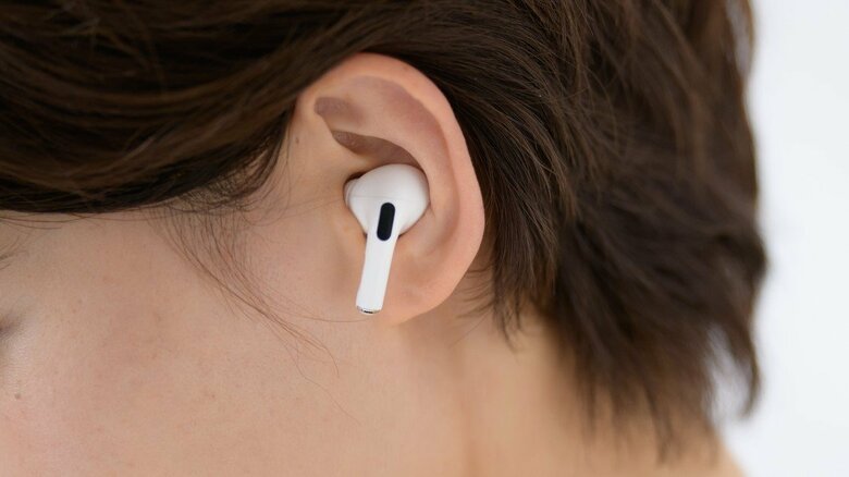 イヤホンは周りの状況をよく見て（画像はイメージ）