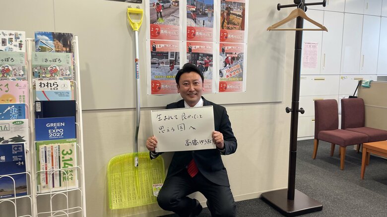地元から持参した「マイ雪かき」とともに
