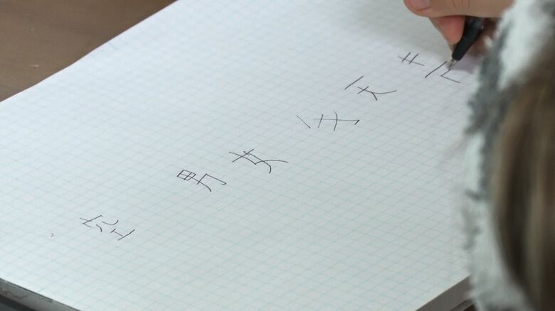 漢字の勉強をするレギナちゃん