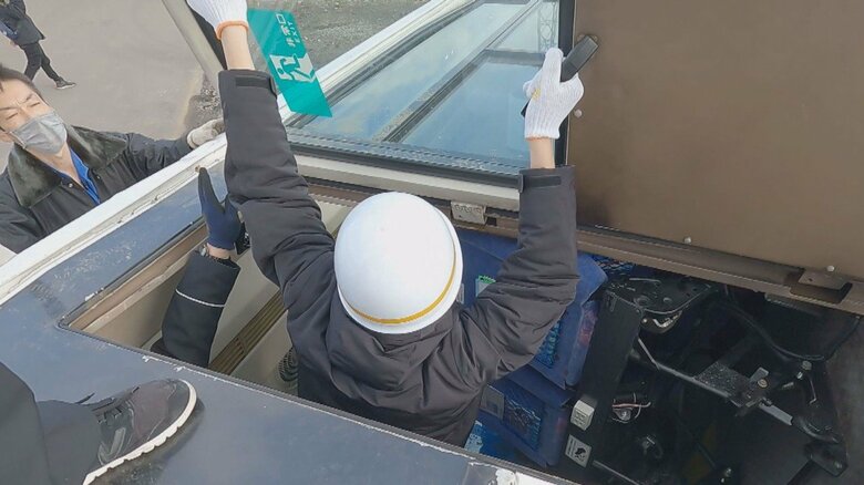 誘導されて非常口から車外に脱出することができた