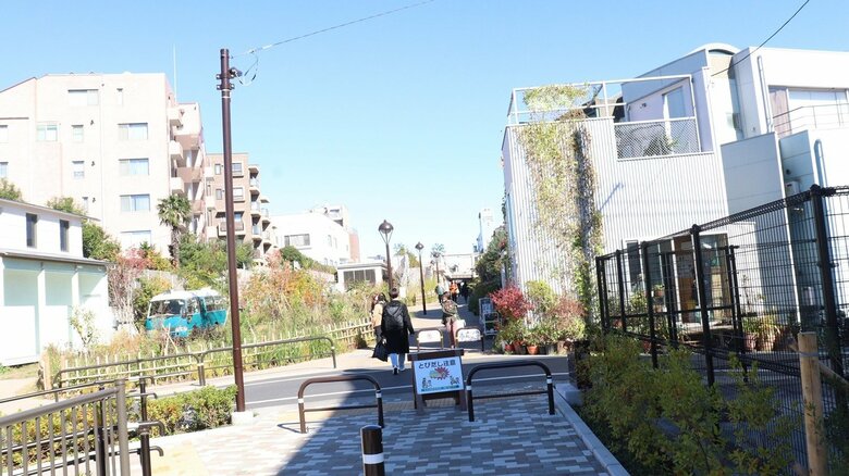 工事後、線路や踏切が緑地帯と歩道に生まれ変わった当時の下北沢3号踏切付近