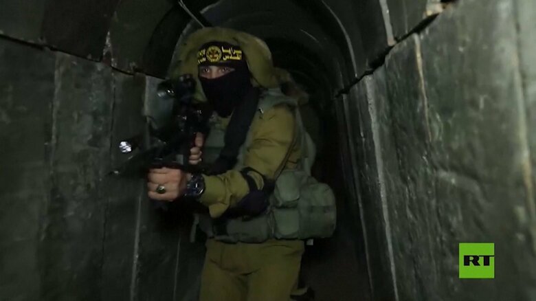 地下トンネル内を進むハマス武装戦闘員（RTより 2021年）