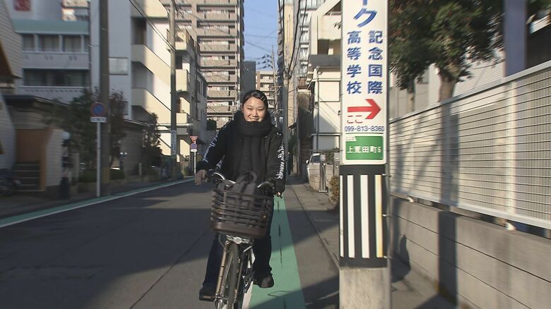 自転車で登校するKOKOMUさん