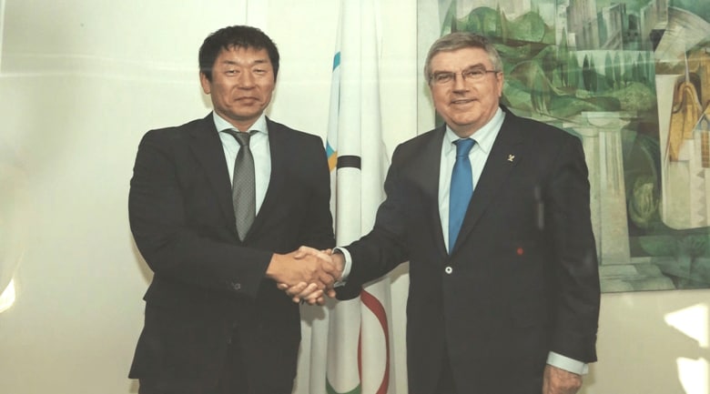 渡辺氏の部屋にはIOCバッハ会長との写真がいくつも飾られていた