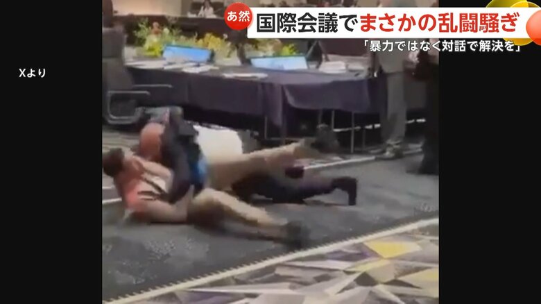 ベージュのスーツの男性は背中を強打