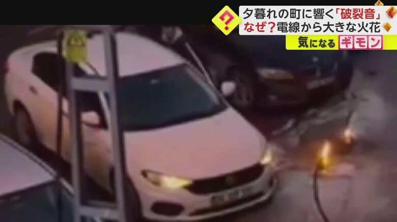 火花が少しおさまった隙に、人々が車に乗り込む（画像：IHAより）