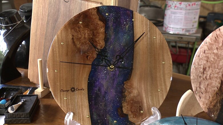 木と樹脂で作られた壁掛け時計