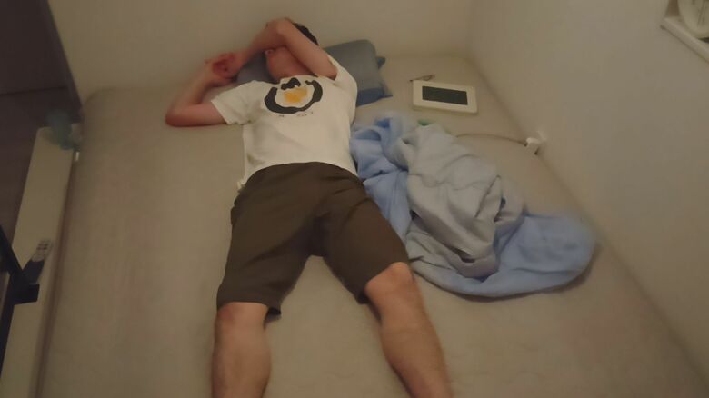 エアコンなしで就寝も　寝苦しさにギブアップ