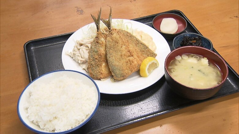 「市場食堂」のあじフライ定食（1000円）