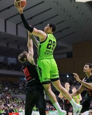 【レバンガ北海道】両チーム100点超えの“ハイスコアゲーム”も強豪・A東京に競り負ける…“小錦の親戚”マックス・ヒサタケが加入後最多20得点と奮闘も「ディフェンスができていない」