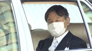 天皇陛下 マスク姿で皇居へ