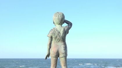 素足にスニーカーで大あくび、仁王立ちで絶景を望む…福井県内の道路沿いにたたずむ“謎の少年像”のミステリーを調査してみた