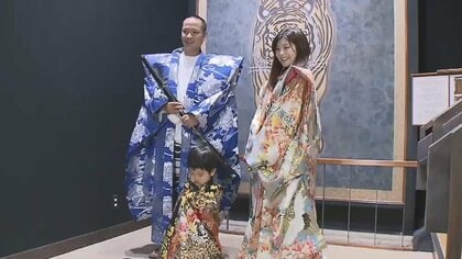 北九州“ド派手成人式”の衣装を身にまとい「クール！」外国人に大ウケ　刀や傘を持ってポーズ…新たな観光の目玉に？