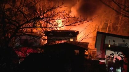 【続報】住宅火災で2人死傷_遺体はこの家に住む70代の男性か_約3時間後に鎮火も隣の家の壁などに燃え移る〈北海道函館市〉