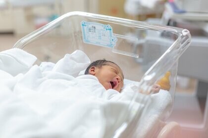 2023年生まれの赤ちゃん 8年連続減で過去最少75万8631人