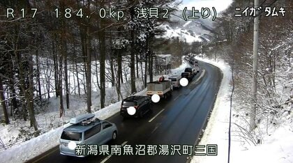 関越道で50台以上が絡む事故　一部区間での通行止め続く影響で国道17号の交通量増加　冬用タイヤ・チェーンの装着を