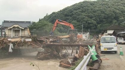 住宅倒壊に山積みの流木…住民悲嘆「1人ではどうにも」病院も浸水　“孤立地区”解消へ各地で復旧作業【九州豪雨】