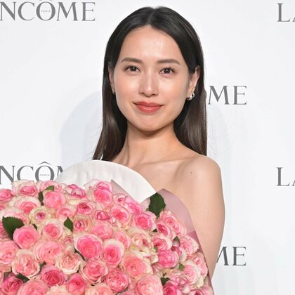 透き通ってしまいそう…ママ・戸田恵梨香“肩出し純白ドレス”で美肌魅せ「子どもと笑い合ってる時間がすっごく幸せ」