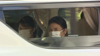 ピッピ様 7歳の愛子さまが抱っこ 愛犬「ピッピ」「まり」「由莉」との