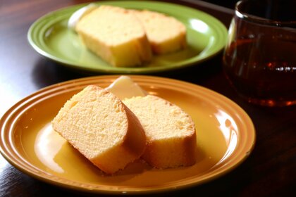 「油を増やしたもの」（奥）のほうがよりしっとりしていた（編集部撮影）