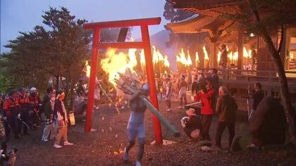 燃えさかる炎で「ヤケドしても登りきる！」10歳少年が松明を担ぎ山頂へ 400年を誇る祭りに初参加【福島発】｜FNNプライムオンライン