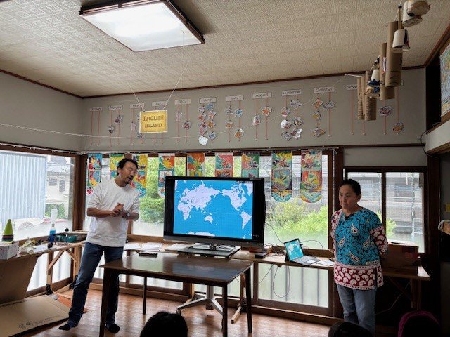 創設者の小針理事長（左）