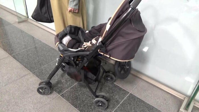 出産を控える女性が手にしたベビーカー