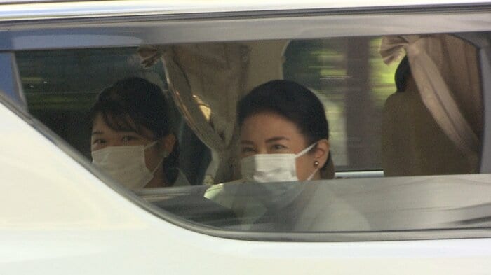 動物愛護のフォーラムに出席された天皇ご一家(天皇陛下は後ろの席に)9月24日