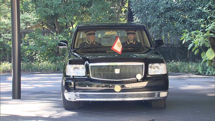 親王旗がつけられた天皇陛下専用車両