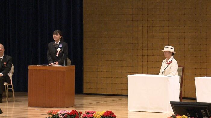活動報告に耳を傾けられる皇后さま