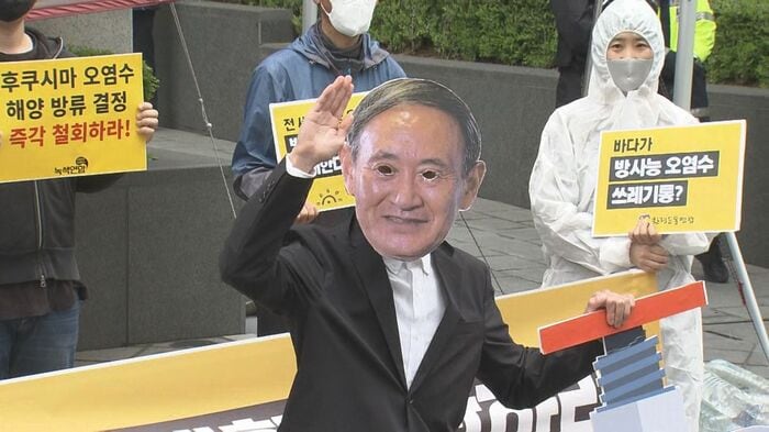 4月13日のソウル・日本大使館前。環境団体が日本を批判するパフォーマンスを繰り広げている