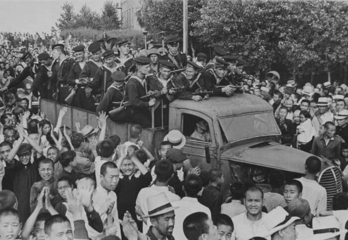 ハルピンに向けて進軍するソ連軍を歓迎する満州の地元住民(1945年8月)