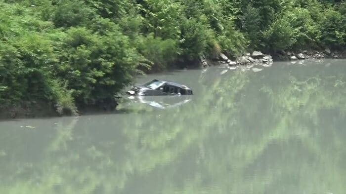 車が川に転落