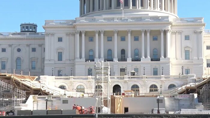 新大統領就任式の設営が進む議会議事堂前(2020年12月)