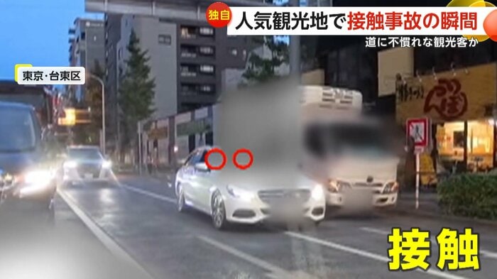 車体を擦るような形で接触した白い車(FNN投稿サイト「ビデオPost」)