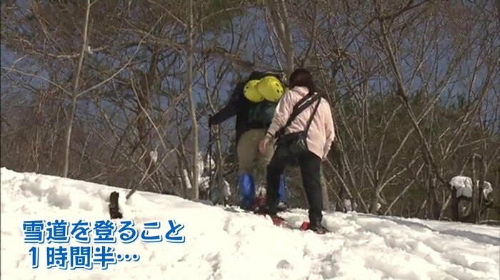 さらに雪道を歩くこと1時間半 絶景が待つトンネルを目指す