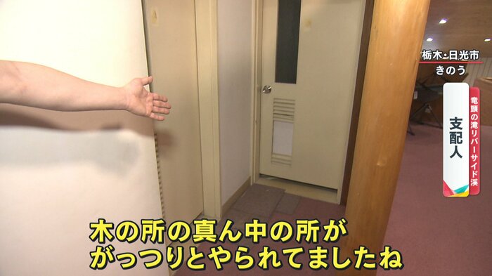 倉庫の扉の下の部分が壊されている