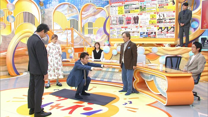 アキレス腱の硬さチェックをするMC谷原章介
