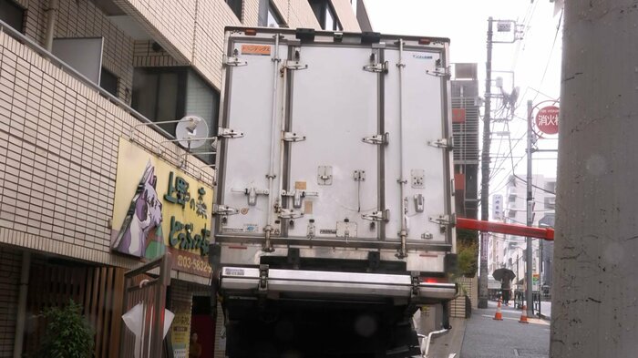 マンションに突っ込んだトラック