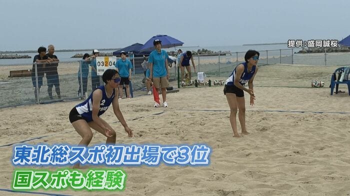 ビーチバレーに挑戦した山家主将と常田選手