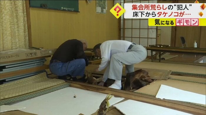 集会所の管理担当の男性が床を開ける