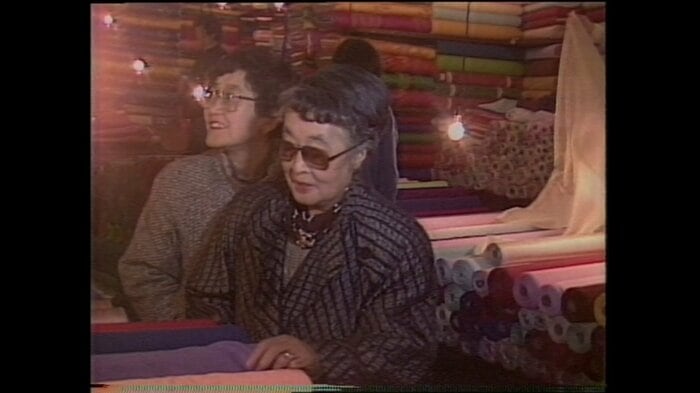 韓国の市場で買い物をする李方子さん