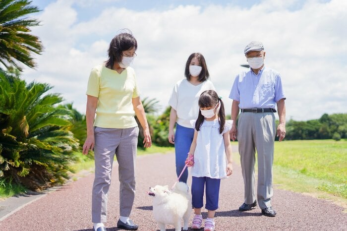 散歩など生活の維持に必要な場合には外出できる(画像はイメージ)