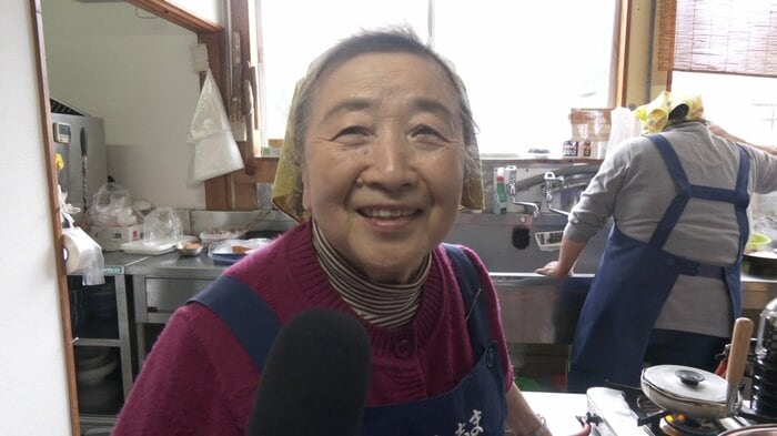「みんなのおかげ」と笑顔で厨房に立つ女将の中島さん