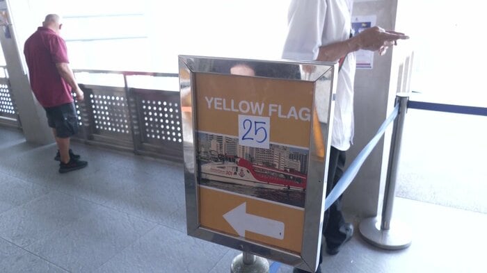 燃料高騰で値上げされた観光ボートの料金表（バンコク　チャオプラヤ川）