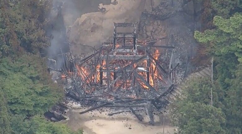 【続報】宮島の弥山山頂付近『霊火堂』全焼　周辺の山林に延焼　火勢を鎮圧｜FNNプライムオンライン