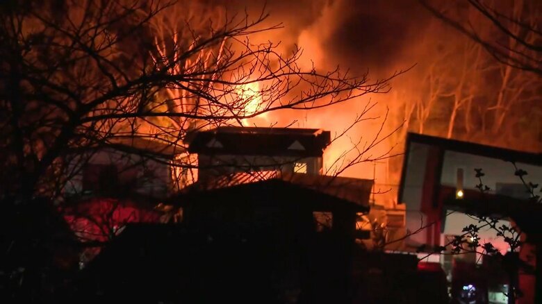 【続報】住宅火災で2人死傷_遺体はこの家に住む70代の男性か_約3時間後に鎮火も隣の家の壁などに燃え移る〈北海道函館市〉｜FNNプライムオンライン